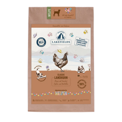 Verpackung von Lakefields Trockenfutter für Welpen mit Huhn, bunten Grafiken und Henne auf braunem Hintergrund.