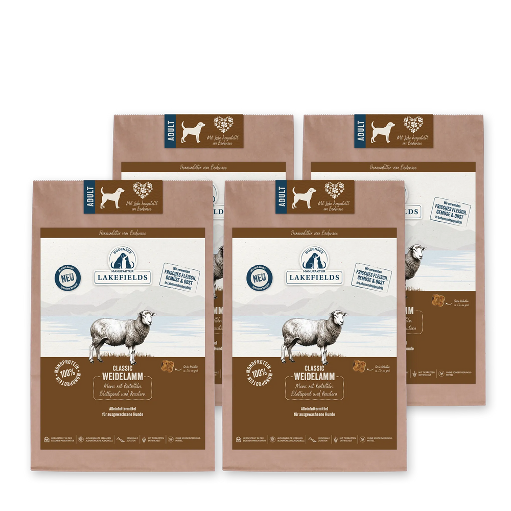 Vier Packungen Trockenfutter für Hunde der Marke Lakefields, aus Kraftpapier, mit Lamm-Dekor und ansprechendem Design.