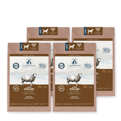 Vier Packungen Trockenfutter für Hunde der Marke Lakefields, aus Kraftpapier, mit Lamm-Dekor und ansprechendem Design.
