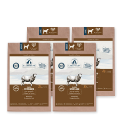 Vier Packungen Trockenfutter für Hunde der Marke Lakefields, aus Kraftpapier, mit Lamm-Dekor und ansprechendem Design.