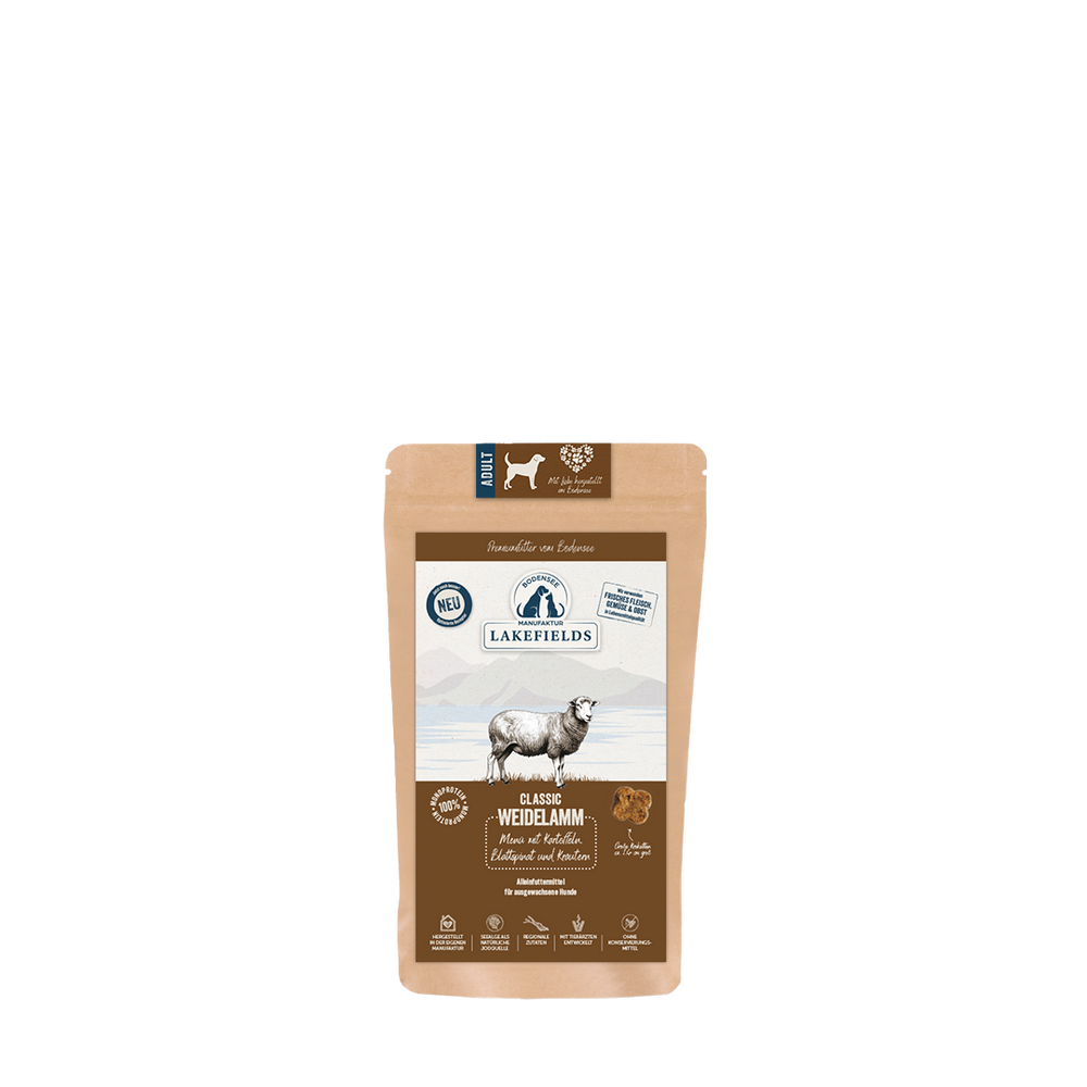 Braune Tüte mit Hundefutter "Lakefields", Lammgeschmack, Bild eines Schafes und Inhaltsstoffe auf der Verpackung.