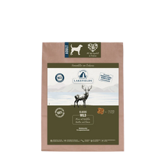 Braune Verpackung von Lakefields Hundefutter "Trockenfutter-Menü Wild" für adulte Hunde mit Rentier und Berglandschaft.