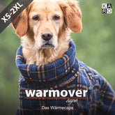 Hund im karierten warmover© Cape karo mit hohem Kragen, ideal für kühle Tage. Größen XS-2XL verfügbar.
