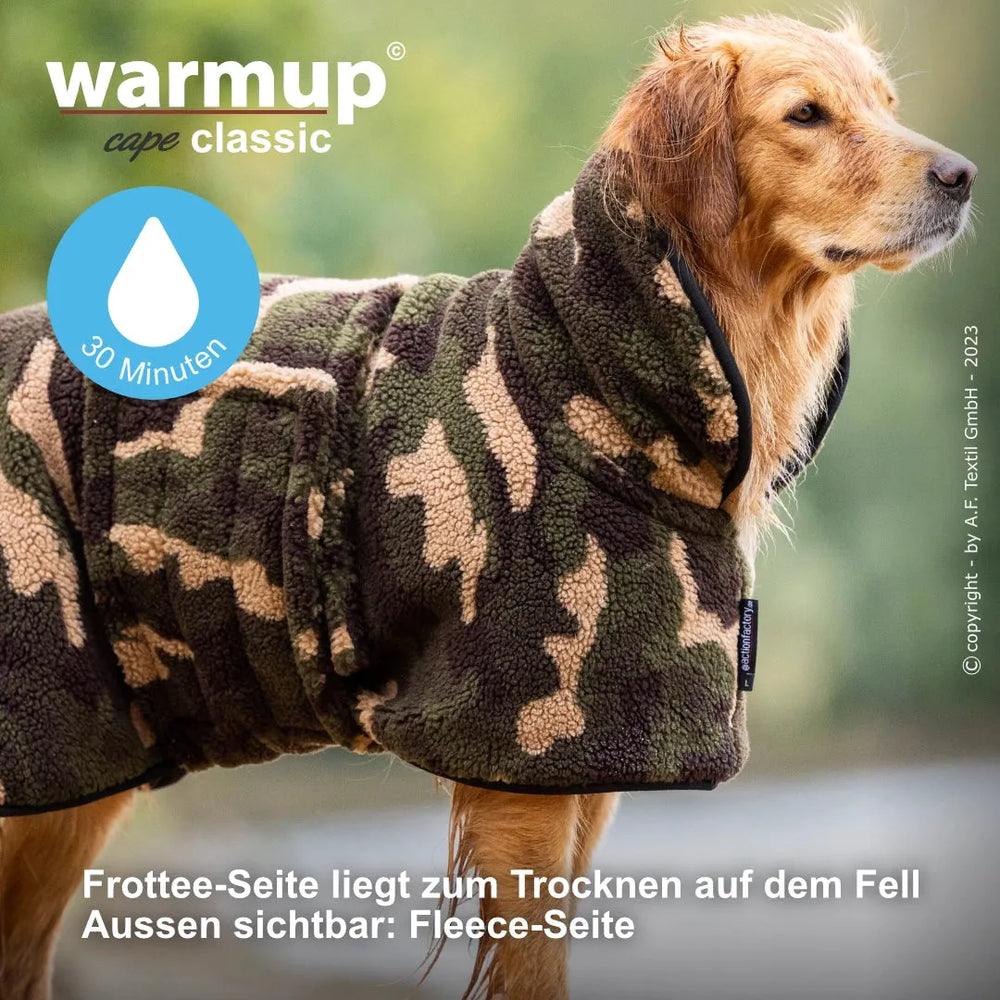 Hund im camouflagierten Wende-Cape aus Fleece und Frottéestoff, perfekt für kalte Tage.