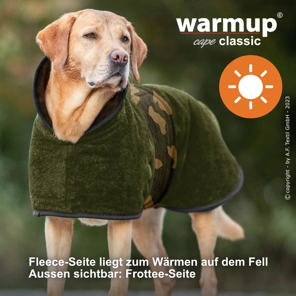 Hund im olivgrünen Fleece-Mantel mit Camouflagemuster und Kapuze für optimalen Wärme-Schutz im Freien.