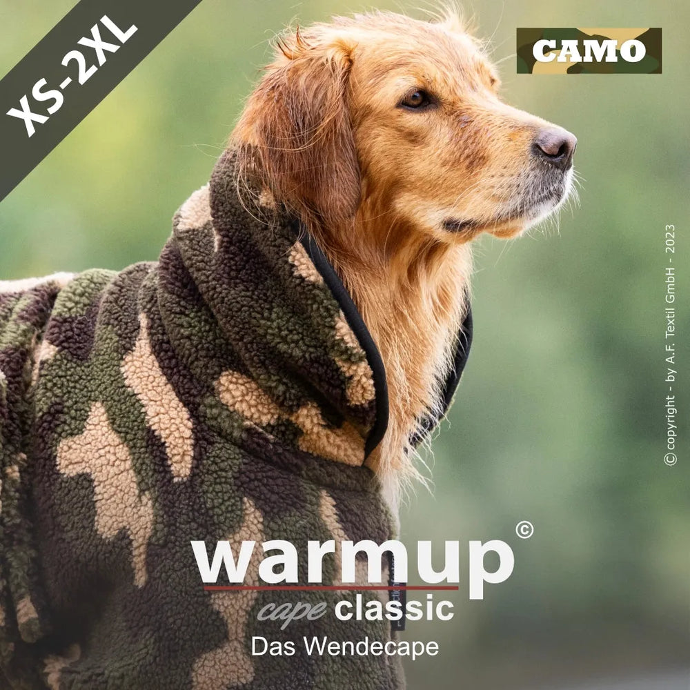 Golden Retriever trägt ein Wende-Cape mit Camouflage-Muster von Warmup© im Freien, passend von XS bis 2XL.