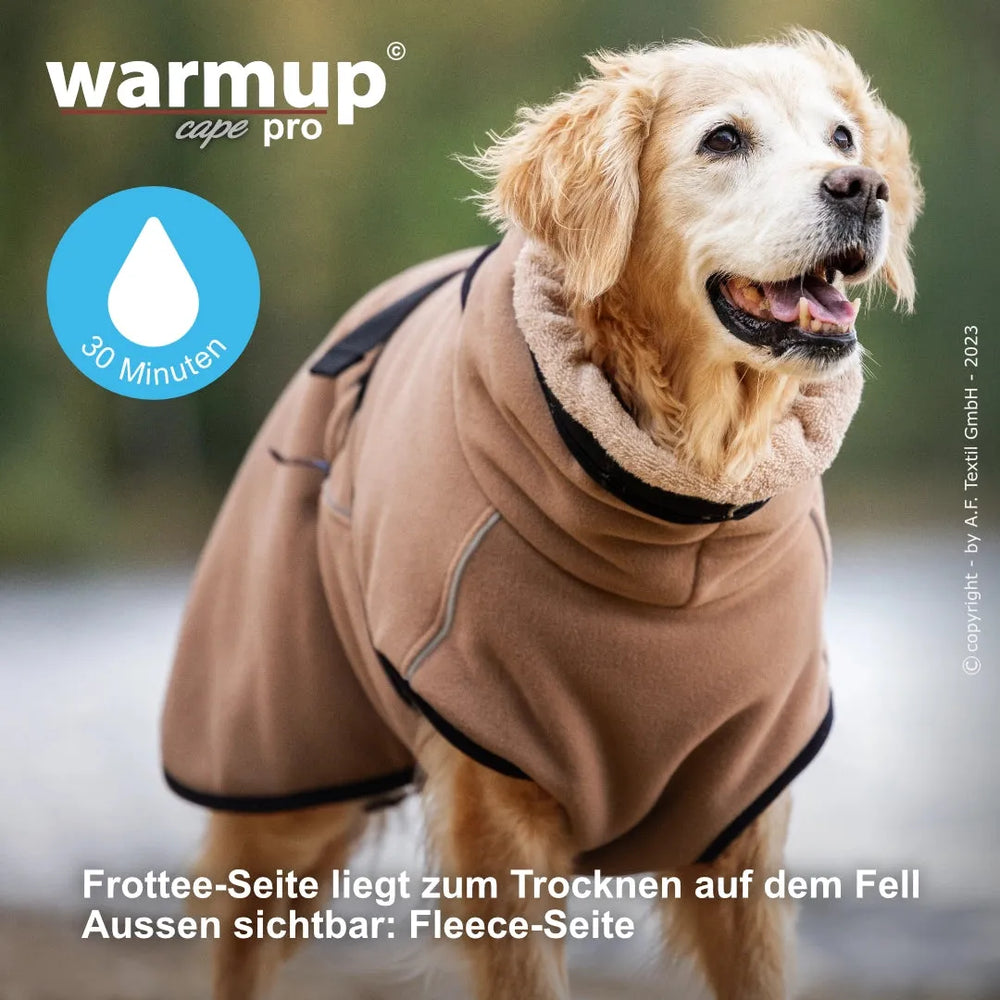 Hund im braunen Wende-Cape aus Frottee und Fleece, ideal für warme Tage.
