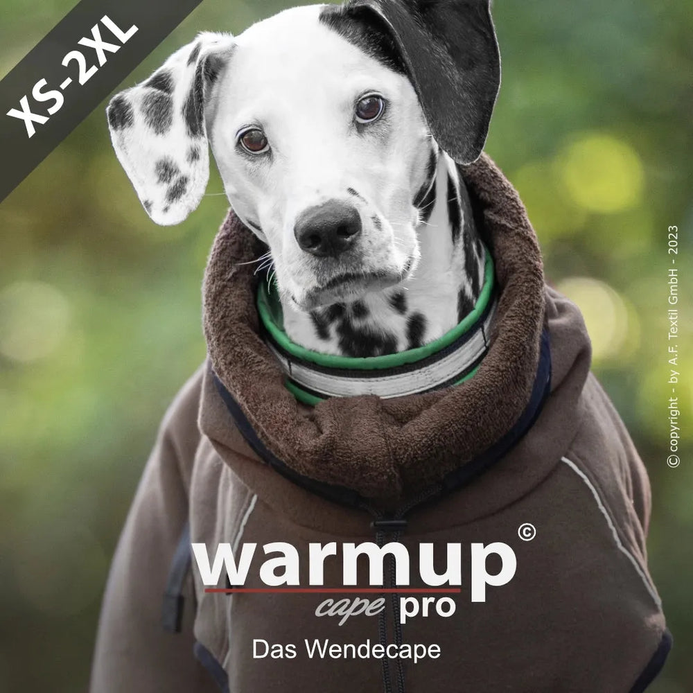 Dalmatiner-Hund trägt warmes wendbares Cape in Braun mit weichem Kragen, erhältlich in Größen XS-2.