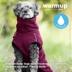 Hund im burgunderfarbenen Fleece-Umhang von warmup© cape pro mini, ideal zum Trocknen nach dem Baden.