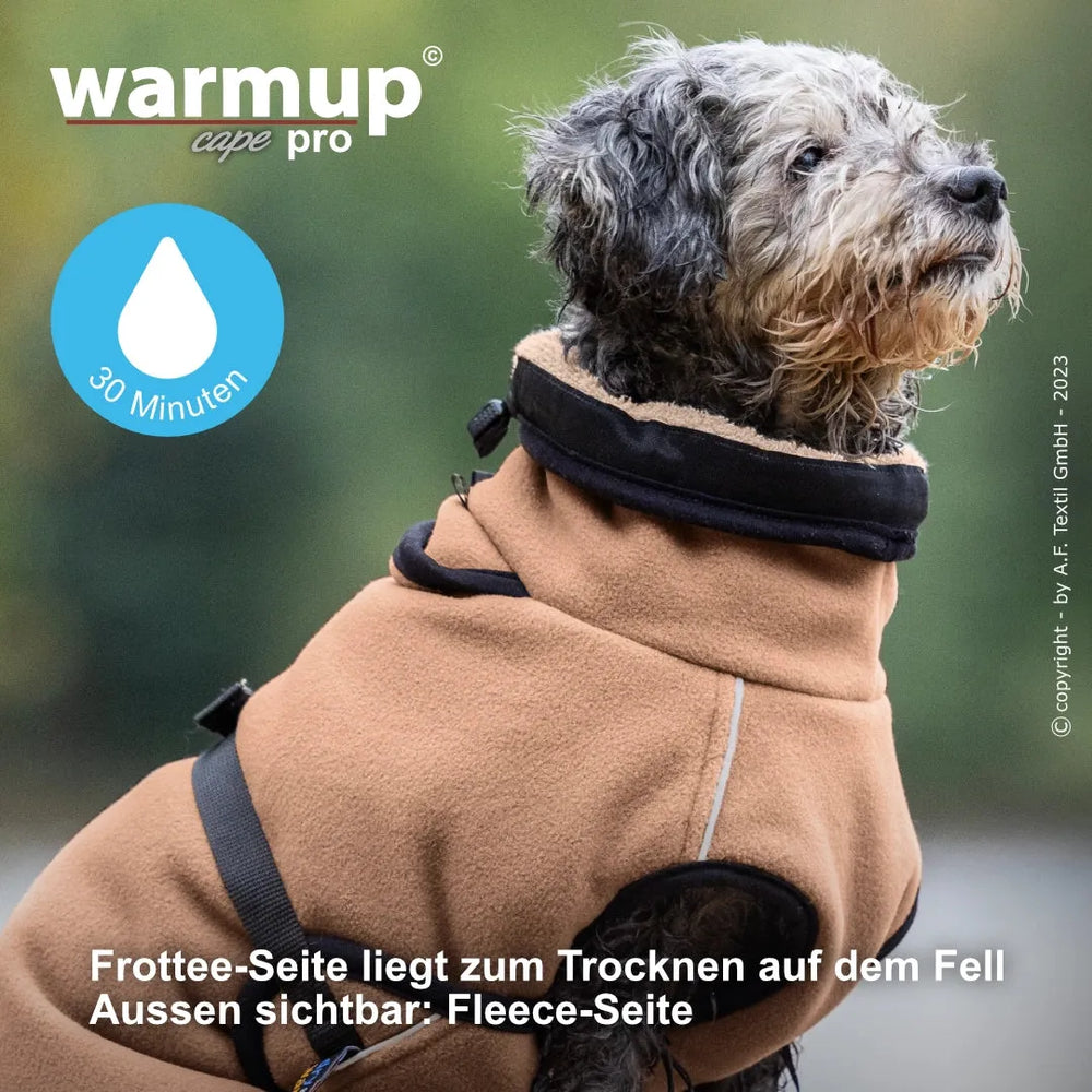 Hund im braunen Wende-Cape aus Fleece und Frottee, ideal zum Trocknen und Warmhalten bei kaltem Wetter.