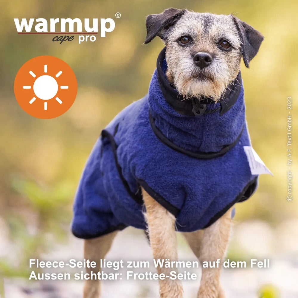 Hund mit blauem Wende-Cape aus Fleece und Frottée für optimalen Komfort und Wärme bei kaltem Wetter.