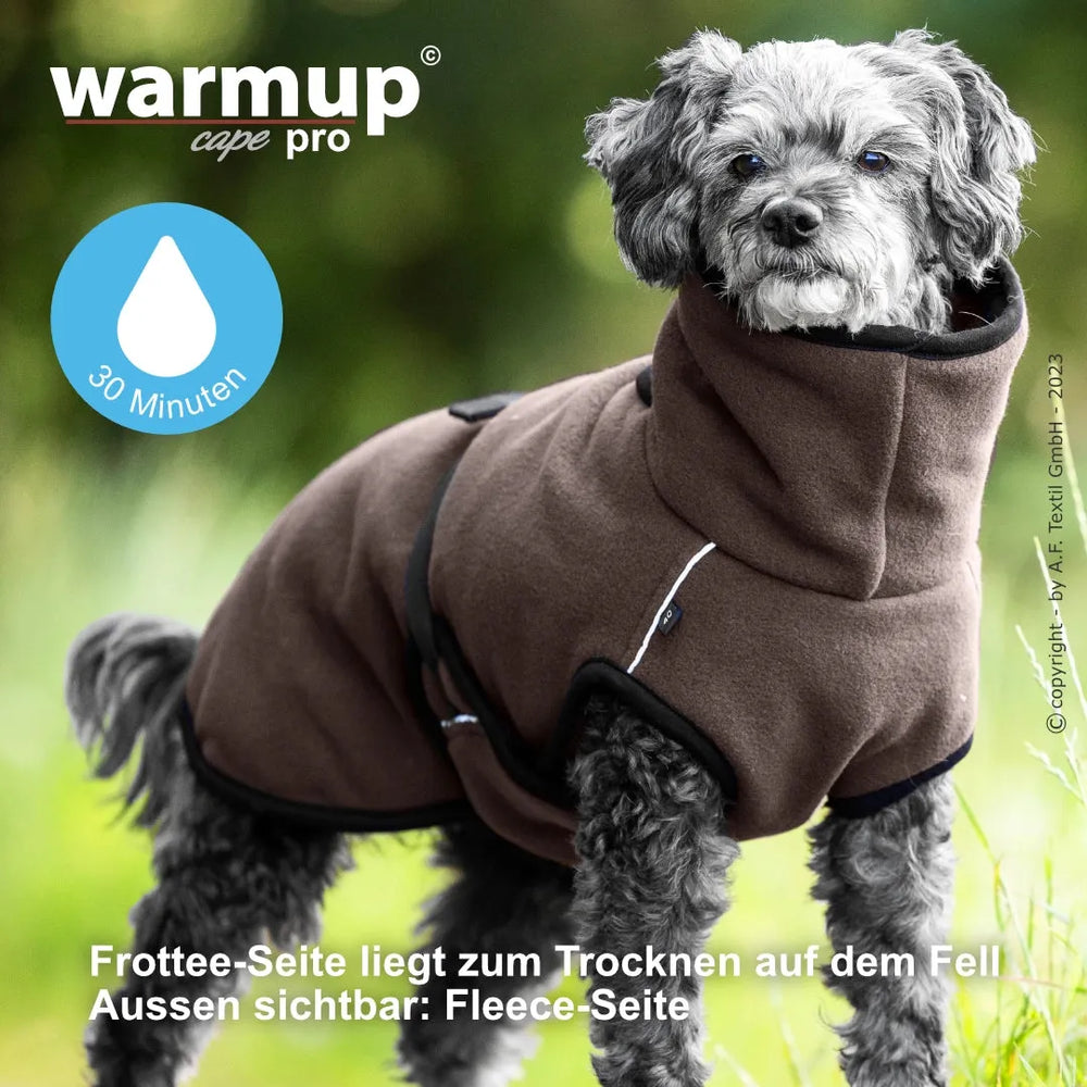 Kleiner Hund im braunen Wende-Cape aus Fleece und Frottier für Wärme und Wetterschutz.