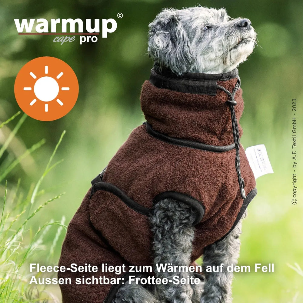 Hund trägt braunes Wende-Cape aus Fleece und Frottéestoff für optimale Wärmeisolierung.