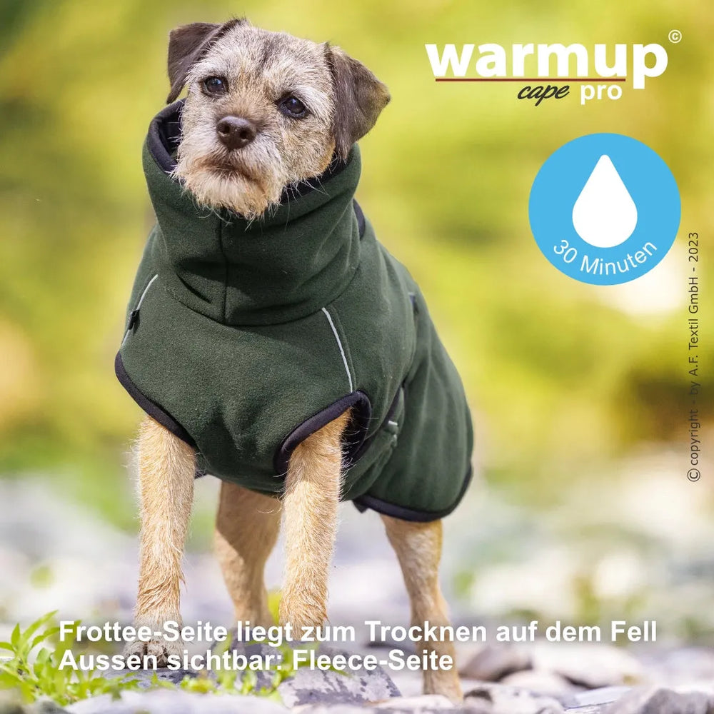 Kleiner Hund im grünen Wende-Cape aus Fleece und Frottee, ideal zum Trocknen und Wohlfühlen.