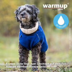 Kleiner Hund in einem wendbaren blauen Mantel mit Fleece-Außenseite und Frottéeseite für gemütliche Wärme und Trocknung.