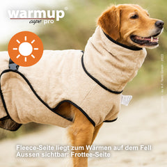 Hund im beigen Fleece-Mantel mit hoher Kragenpartie, ideal für kalte Tage, WARMUP© cape PRO Mini.