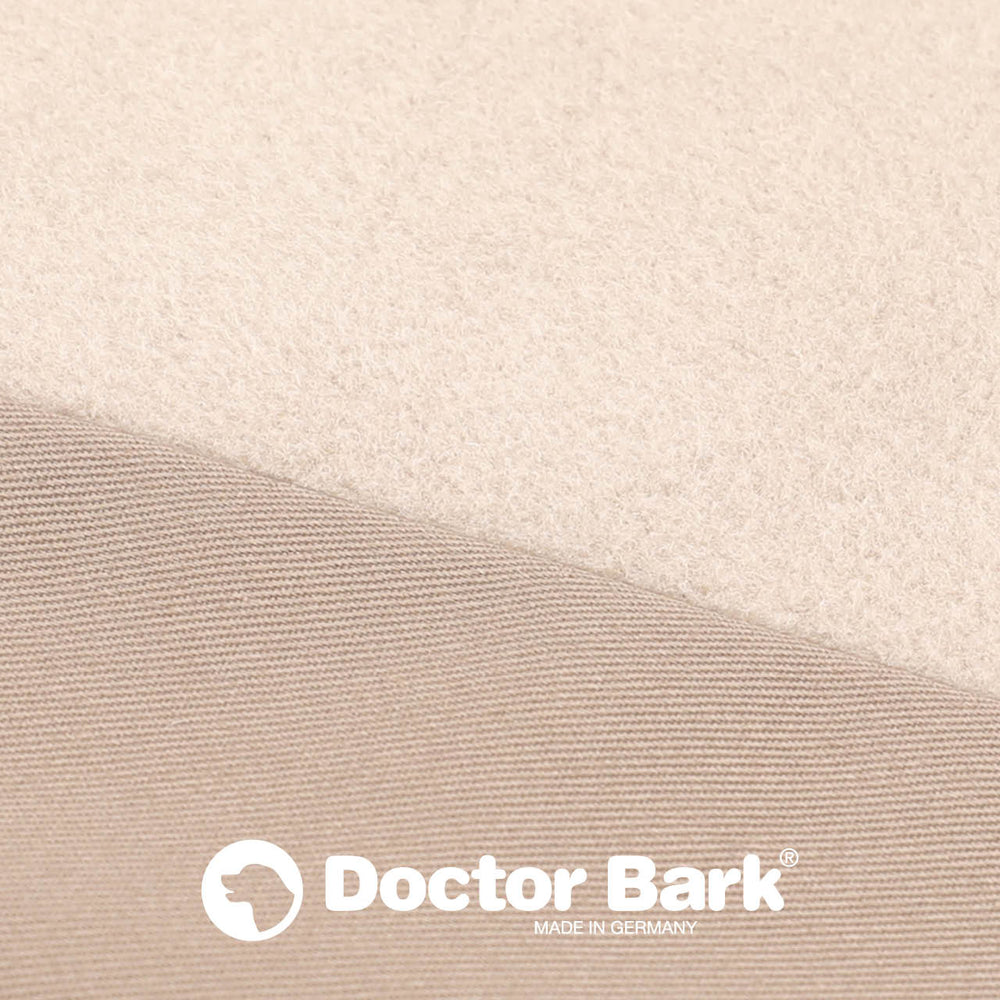 "Doctor Bark orthopädische Matratze mit zweifarbiger Hülle: flauschig hellbeige und glatte braune Oberfläche."