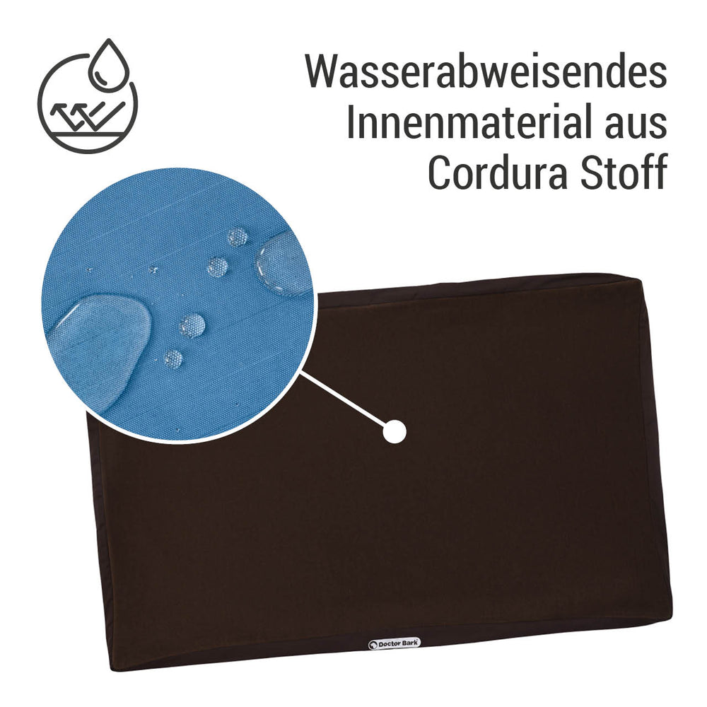 Wasserabweisende Doctor Bark orthopädische Matratze mit Cordura-Stoff in dunkler Farbe, Wassertropfen auf der Oberfläche.