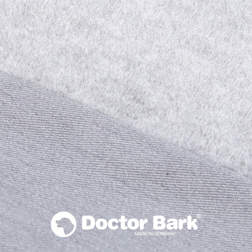 "Doctor Bark orthopädische Matratze mit weicher grauer Frottee-Oberfläche und glattem Stoff, Logo sichtbar."