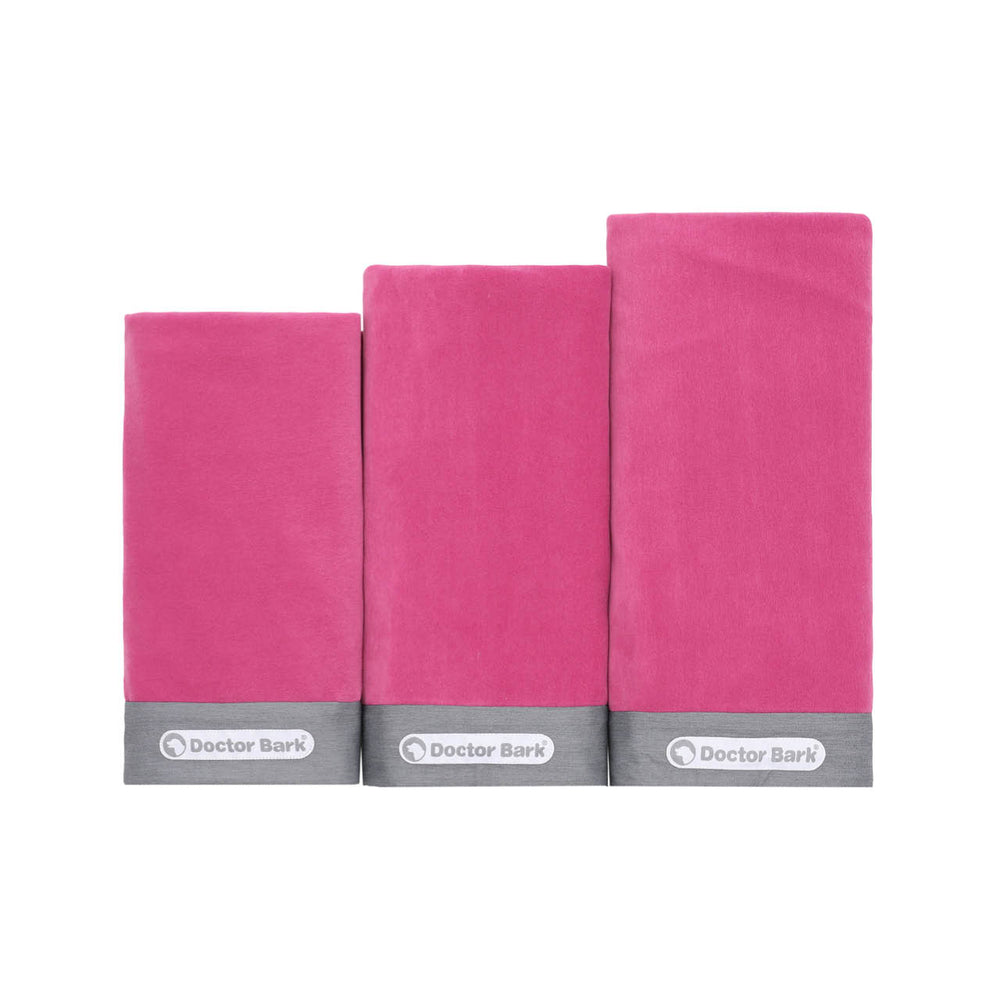 Weiches Handtuch-Set mit grauem Rand und "Doctor Bark" Aufdruck in pink, ideal für die Hundematratze.