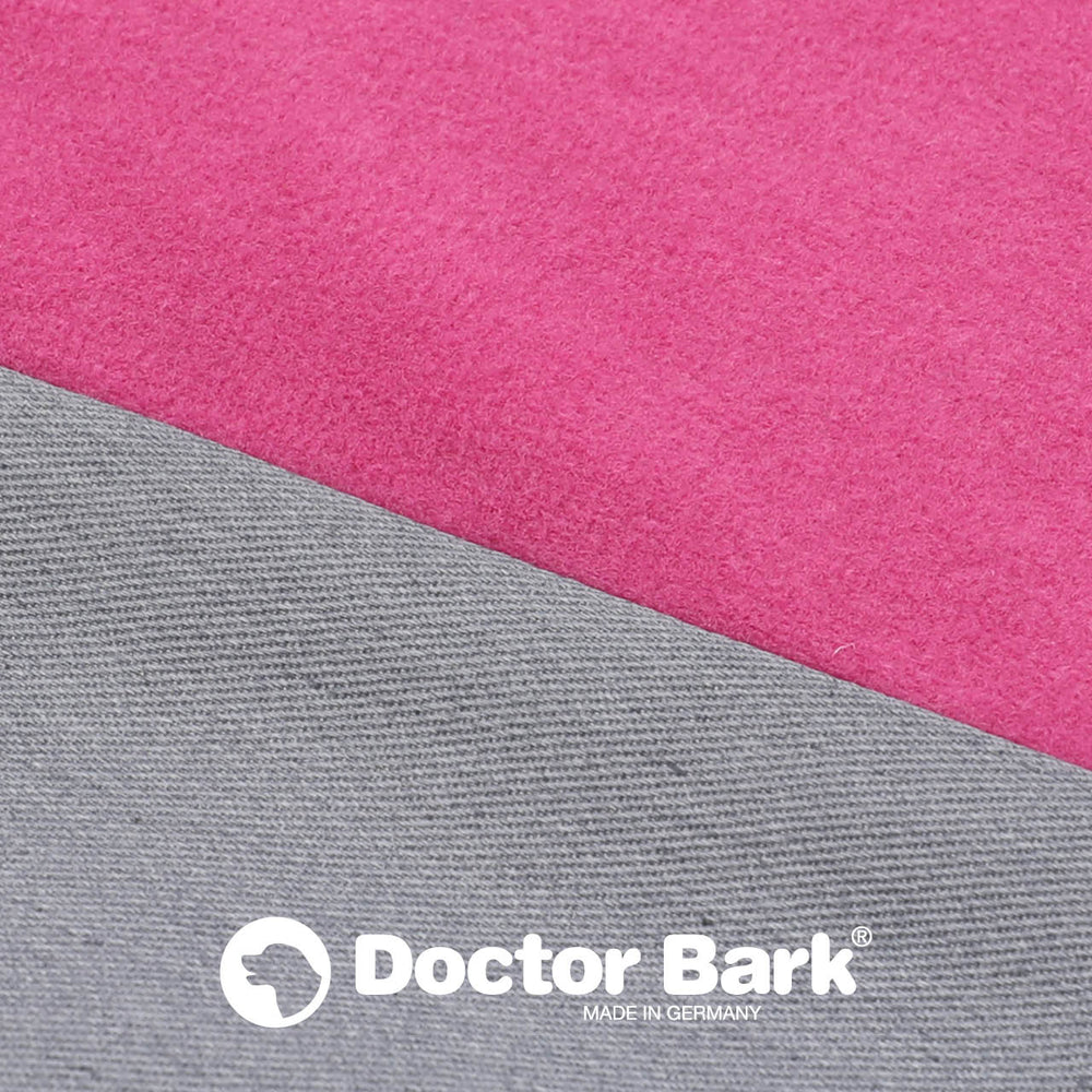 Orthopädische Doctor Bark Matratze mit pink-grauem Wechselcover und deutschem Logo sichtbar.