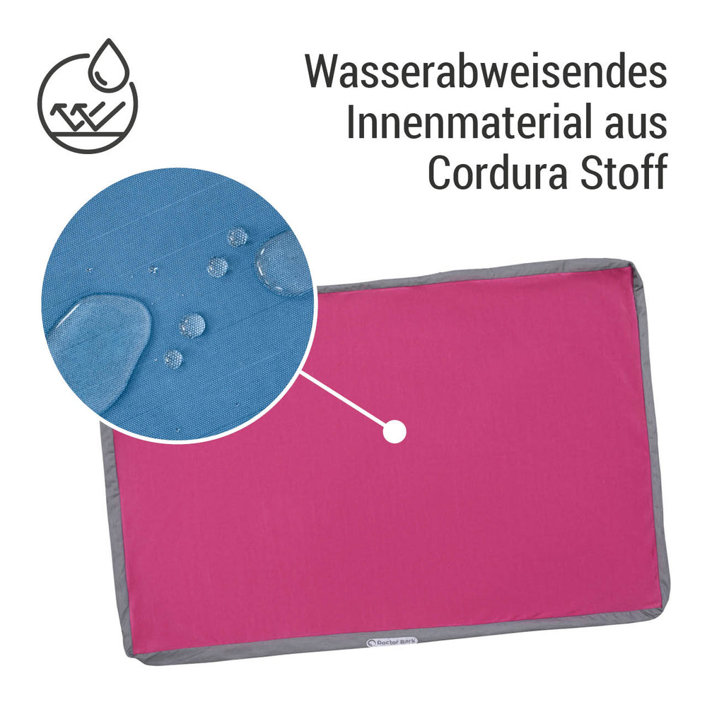 "Wasserabweisende Doctor Bark orth. Matratze in Pink mit grauem Rand, neben Nahaufnahme von Wassertropfen auf Cordura-Stoff."