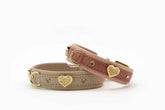 Stilvolle Halsbänder in Beige und Rosé mit goldenen Schnallen und Herzen für Hunde und Katzen.