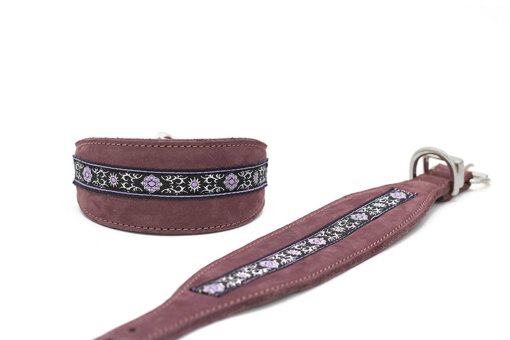 Pinkfarbenes Wildlederhalsband für Windhunde mit buntem gesticktem Muster und stabilen Schnallen.