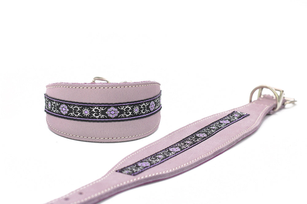 Hochwertiges Windhundhalsband und Leine in Lila mit floralem Muster aus robustem Material. Perfekt für stilbewusste Hundehalter.