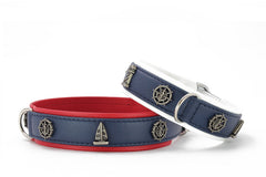 "Zwei Hundehalsbänder: marineblau mit maritimen Motiven und ein rotes Halsband für stilvolle Hunde."