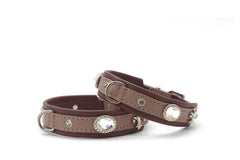 Braune Hundehalsbänder mit funkelnden Steinchen und silbernem Verschluss, elegant und robust für deinen Vierbeiner.