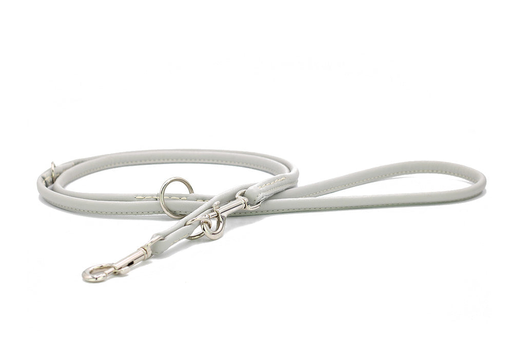 Helle, graue Lederleine, 2m lang, mit Karabinerhaken und elegantem Design für Hunde. Ideal für stilvolle Spaziergänge.