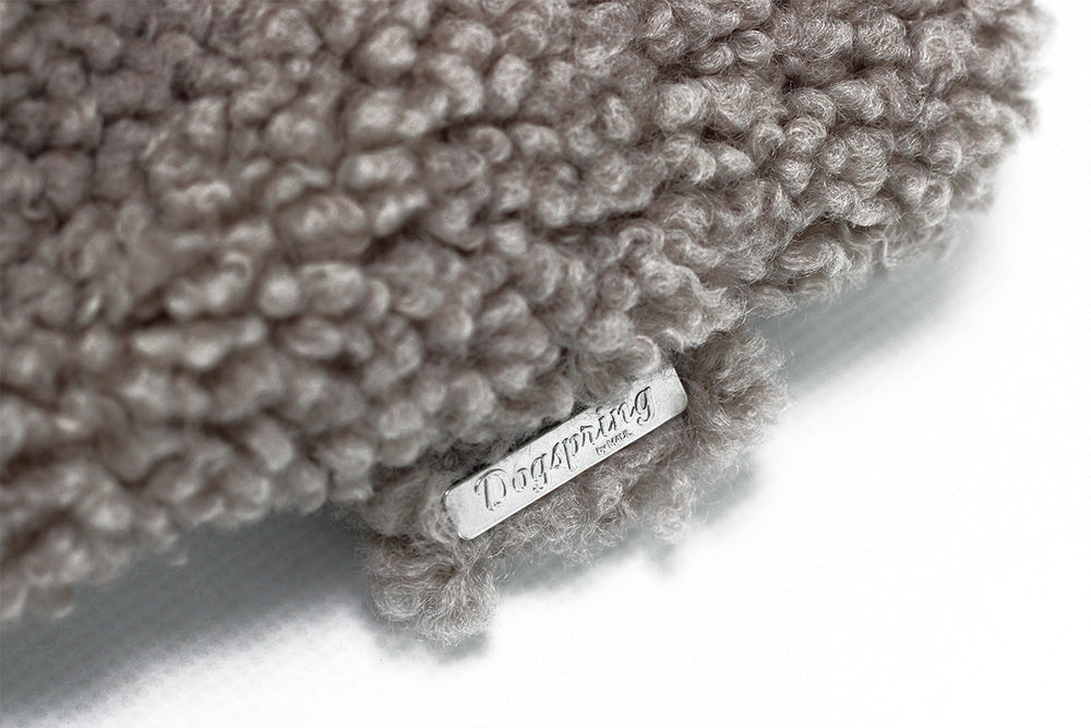Hunde-Schlafsack in Dunkelbraun mit strukturierter Oberfläche und silbernem Dodartinya-Label für optimalen Schlafkomfort.