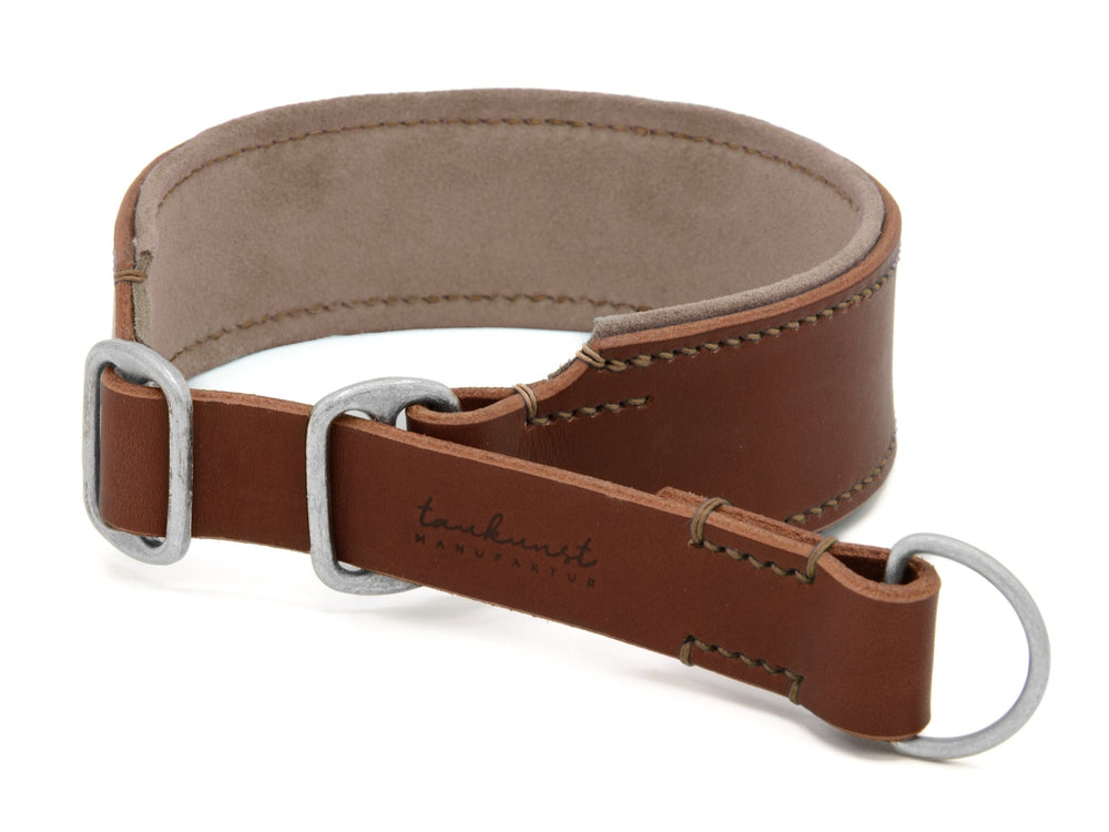 Robustes, braunes Lederhalsband mit gefüttertem Innenbereich und silbernen D-Ringen, markiert mit "tanakurst".