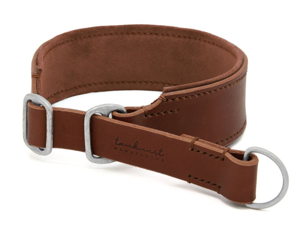 Braunes, breites Lederhalsband "Wildfang" mit glatter Oberfläche und zwei metallischen Ösen, innen mit "tankrust" geprägt.