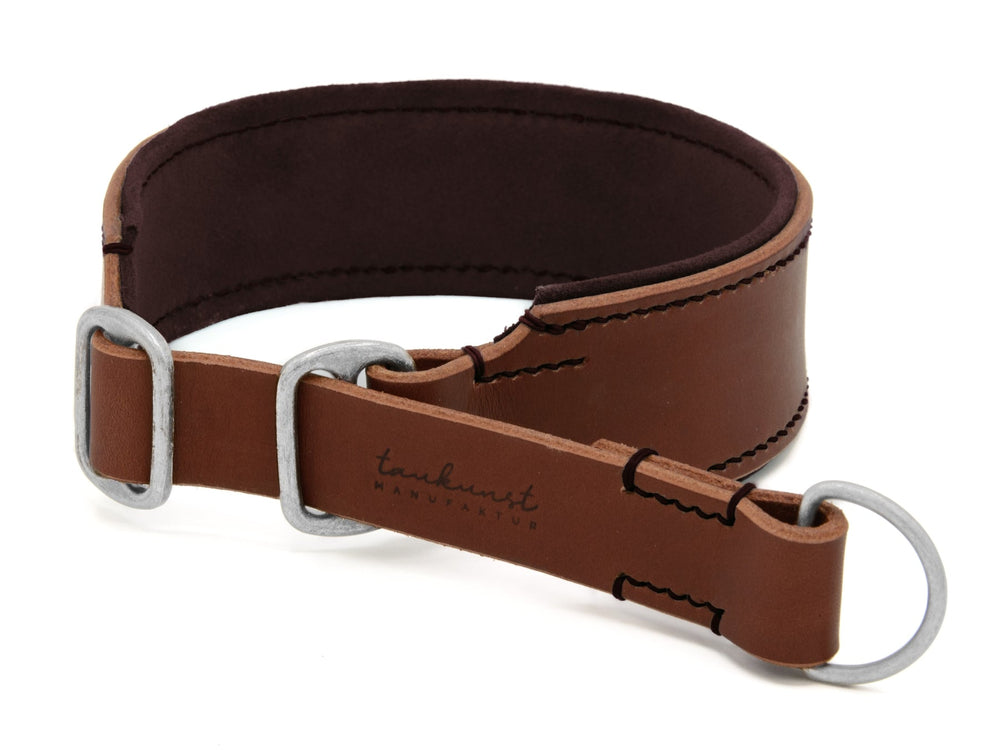 Braunes Zugstopp Lederhalsband Wildfang mit silbernen D-Ringen und weicher Innenseite, handgenäht für eleganten Look.