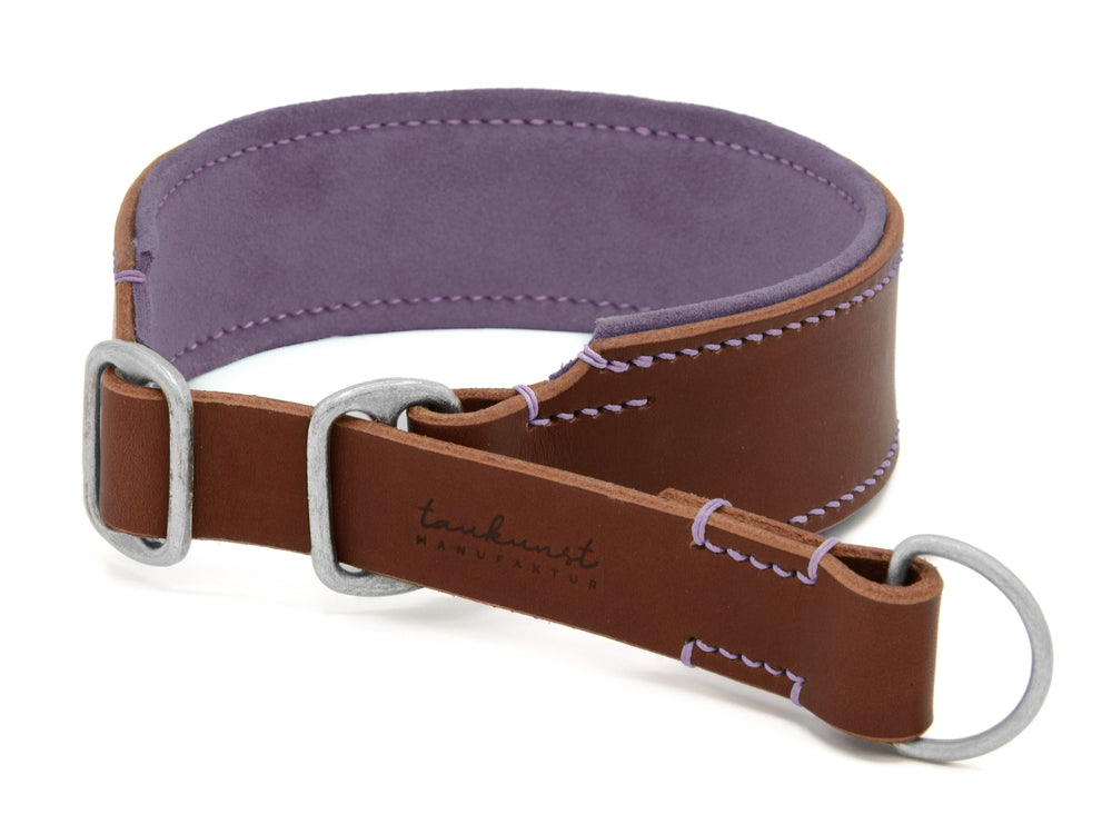 Braunes Zugstopp Lederhalsband "Wildfang" für Hunde mit lila Innenfläche und elegantem Nahtmuster.