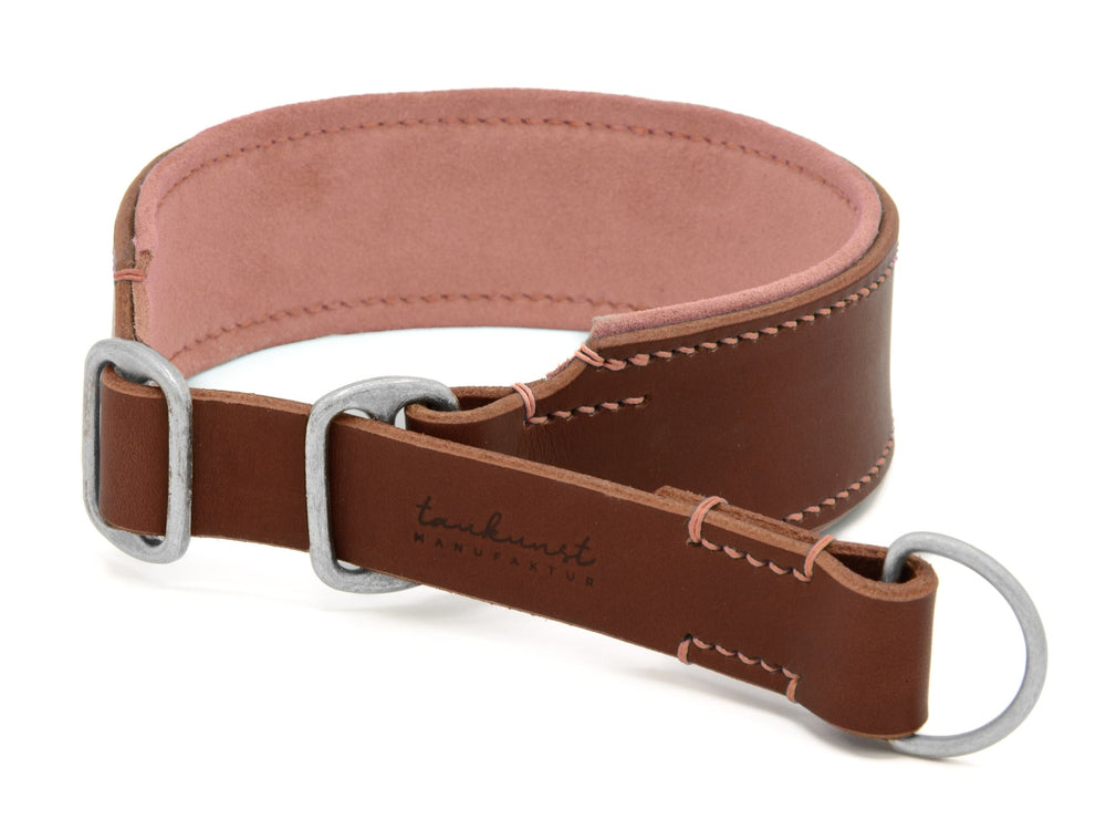 Schmales, braunes Lederhalsband mit weicher rosa Innenseite und zwei Metallschnallen zur sicheren Befestigung.
