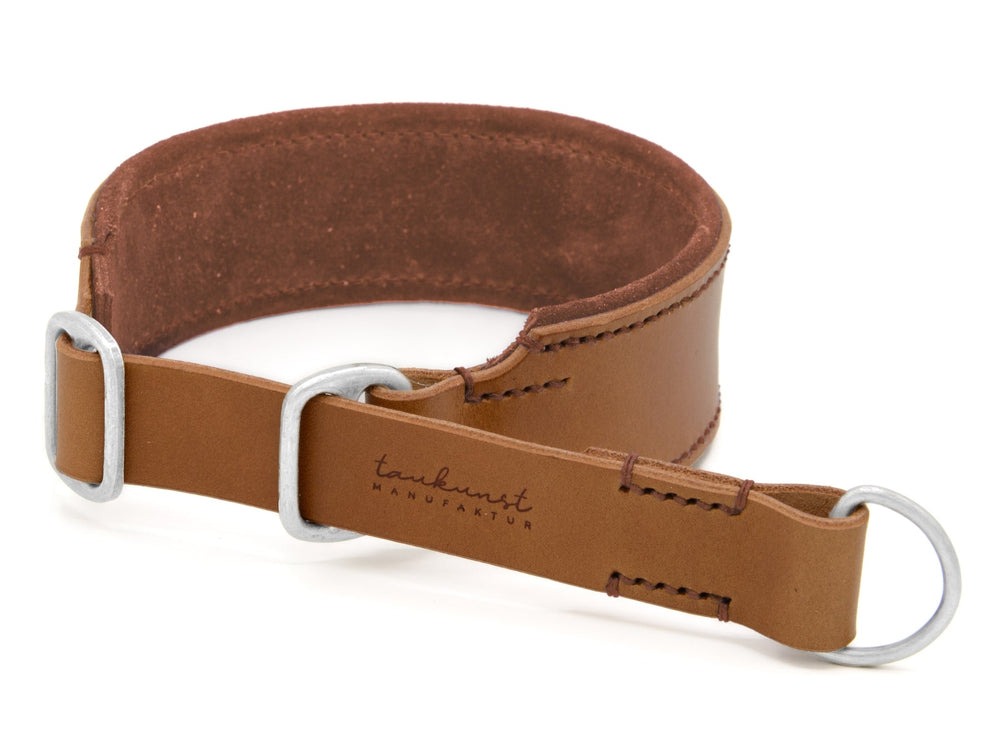 Braunes Lederhalsband "Wildfang" mit D-Ringen und gestanzter Beschriftung, stilvoll und hochwertig verarbeitet.