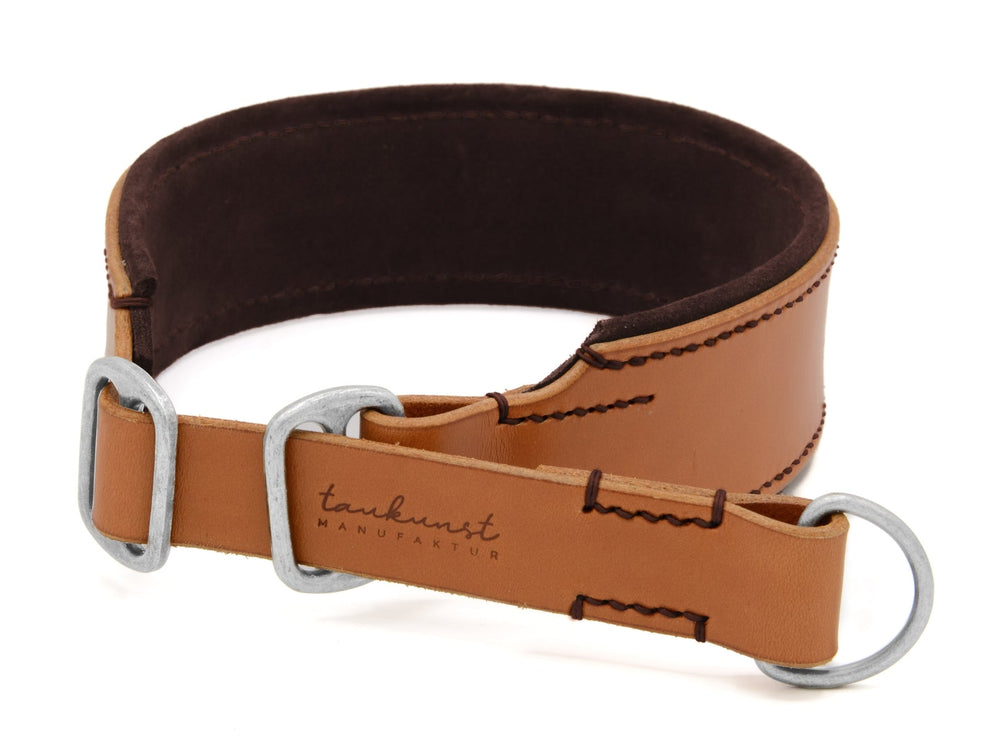 Hochwertiges braunes Lederhalsband mit weicher Innenseite und metallischen D-Ringen für Hunde.