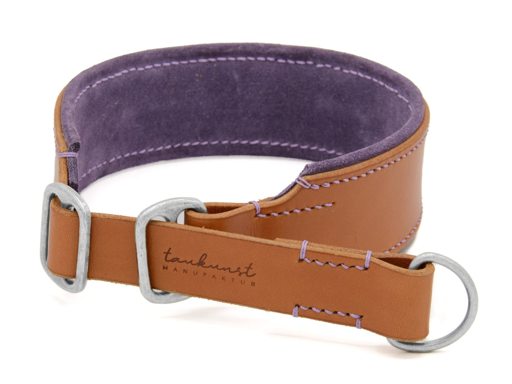 Hochwertiges braunes Lederhalsband mit lila Innenfutter, grauen Metallringen und eleganter Nahtverarbeitung.