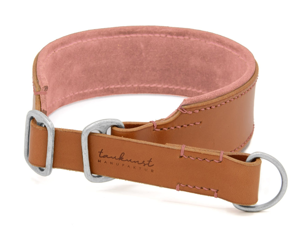 Braunes Lederhalsband mit pinker Innenseite und silbernen D-Ringen für Hunde, schlichte elegante Form.