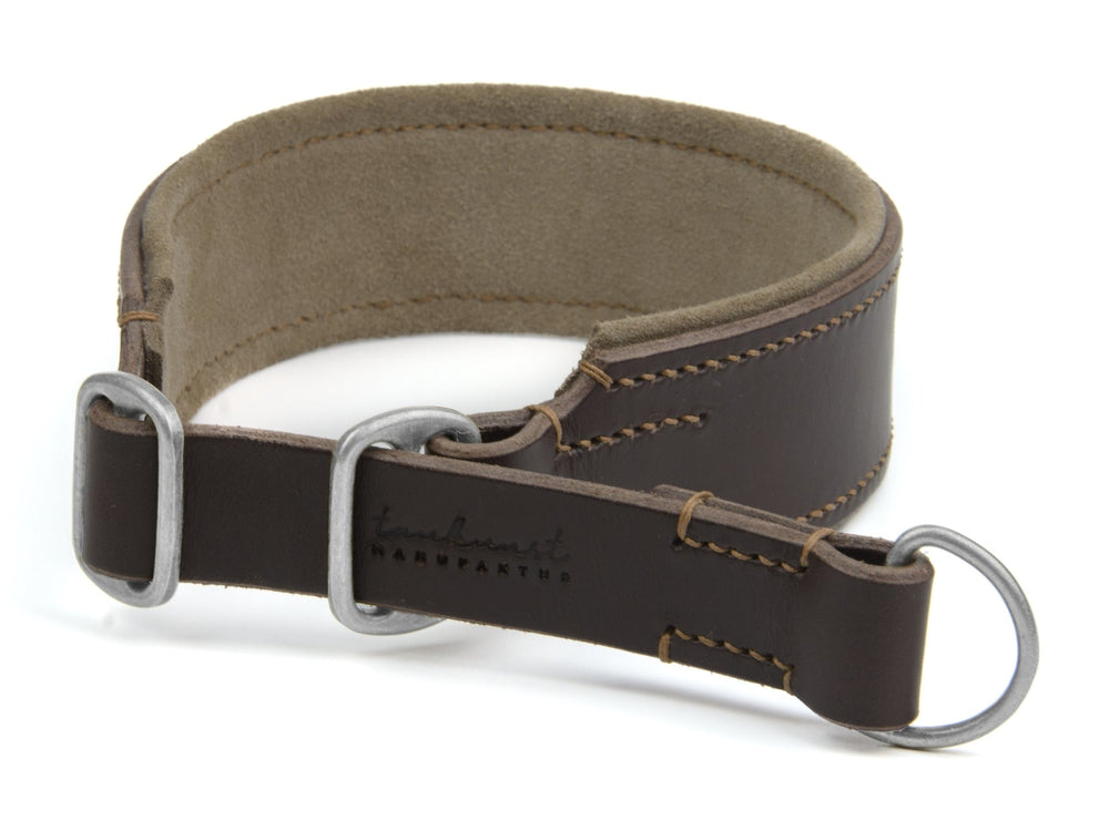 Braunes Lederhalsband mit silbernen Ringen und hellbraunem, weichem Futter für Hunde.