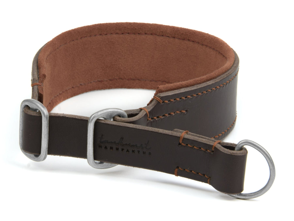 Braunes Lederhalsband "Wildfang" mit weicher Innenfläche und zwei Metallschnallen für Hunde. Schlichte, langlebige Gestaltung.