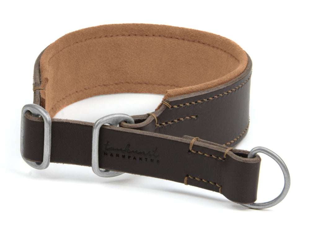Braunes Lederhalsband "Wildfang" mit weich gefütterter Innenseite, Metallschnallen und stabiler Öse zur Befestigung.