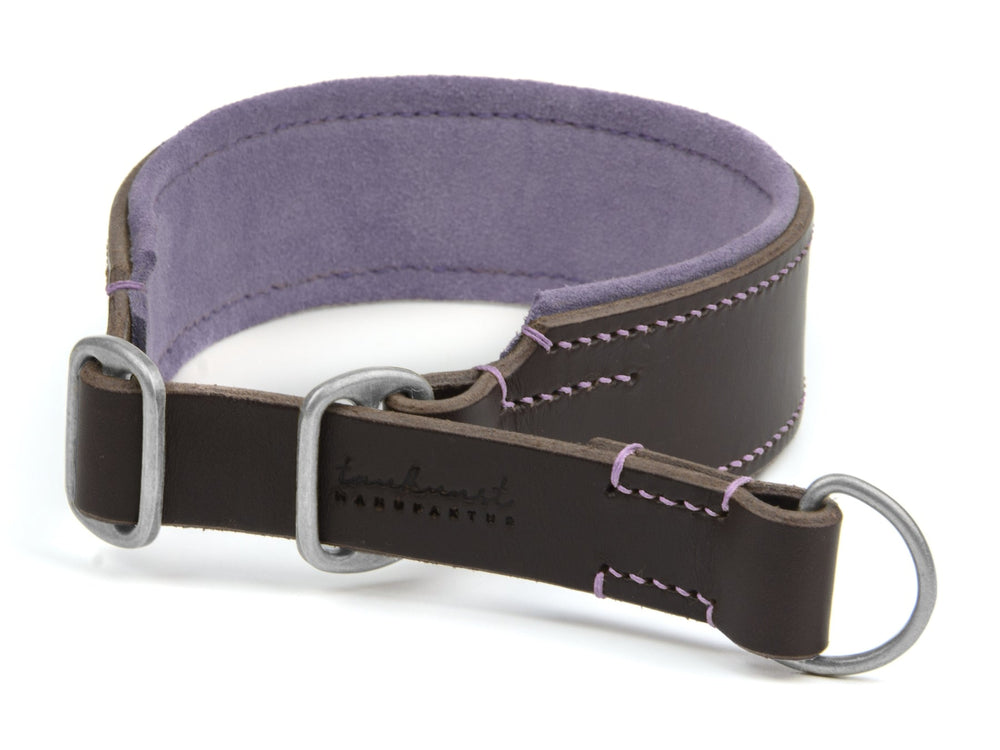 Braunes Lederhalsband für Hunde mit lila Innenfutter und D-Ringen von Wildfang, stylisch und komfortabel.