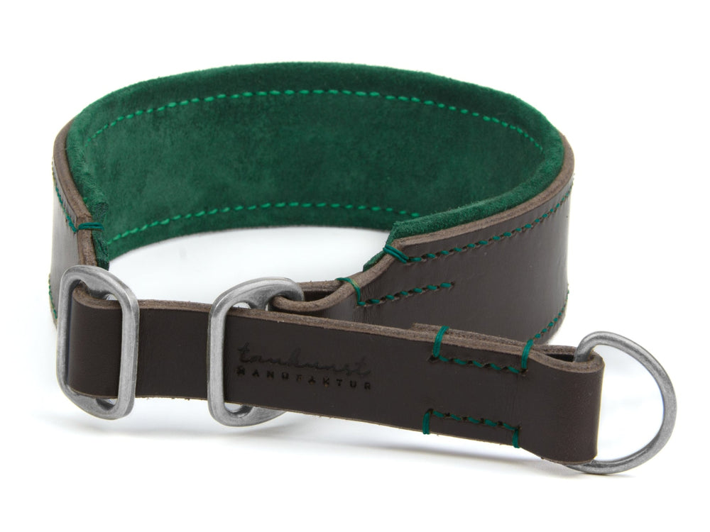 Braunes Lederhalsband mit grüner Innenseite, auffälliger Naht und stabiler Metallverschnallung für Hunde.