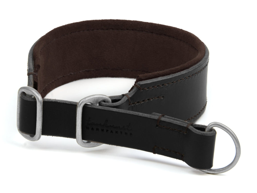 Braunes Lederhalsband "Wildfang" mit metallischer Schnalle und D-Ring, weiche Innenseite für Komfort.