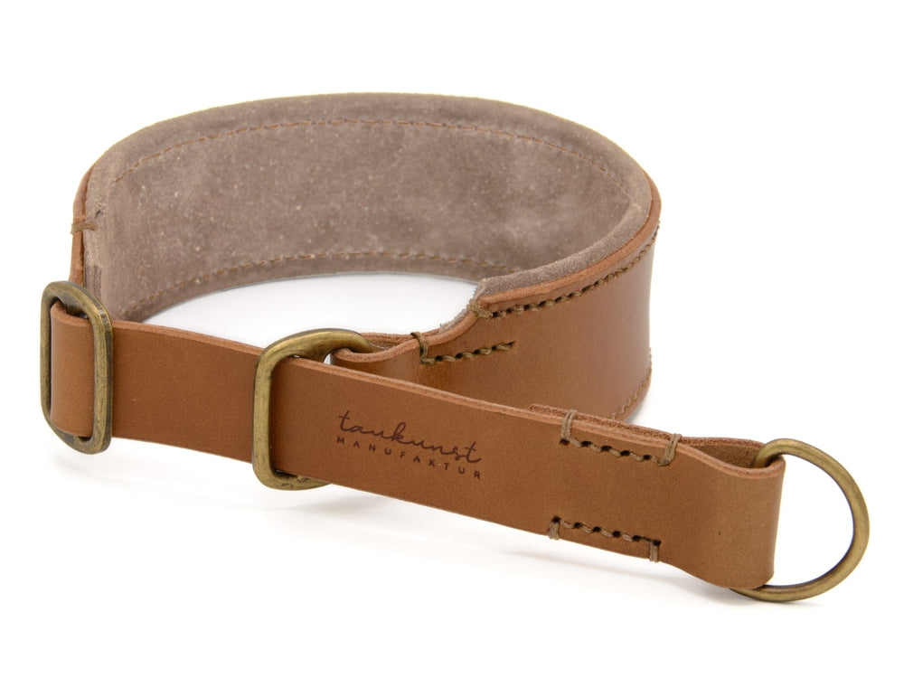 Braunes Lederhalsband WILDFANG mit glänzender goldfarbenen Metallschließe, elegant und weich gefüttert.