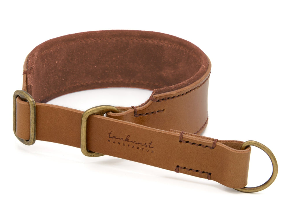 Braunes Lederhalsband mit Metallring und „tankunst MANUFAKTUR“ Prägung für Hunde. Schlicht und robust im Design.